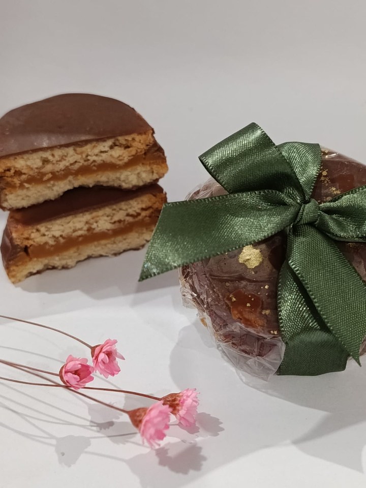 Alfajor de doce de leite com fita verde