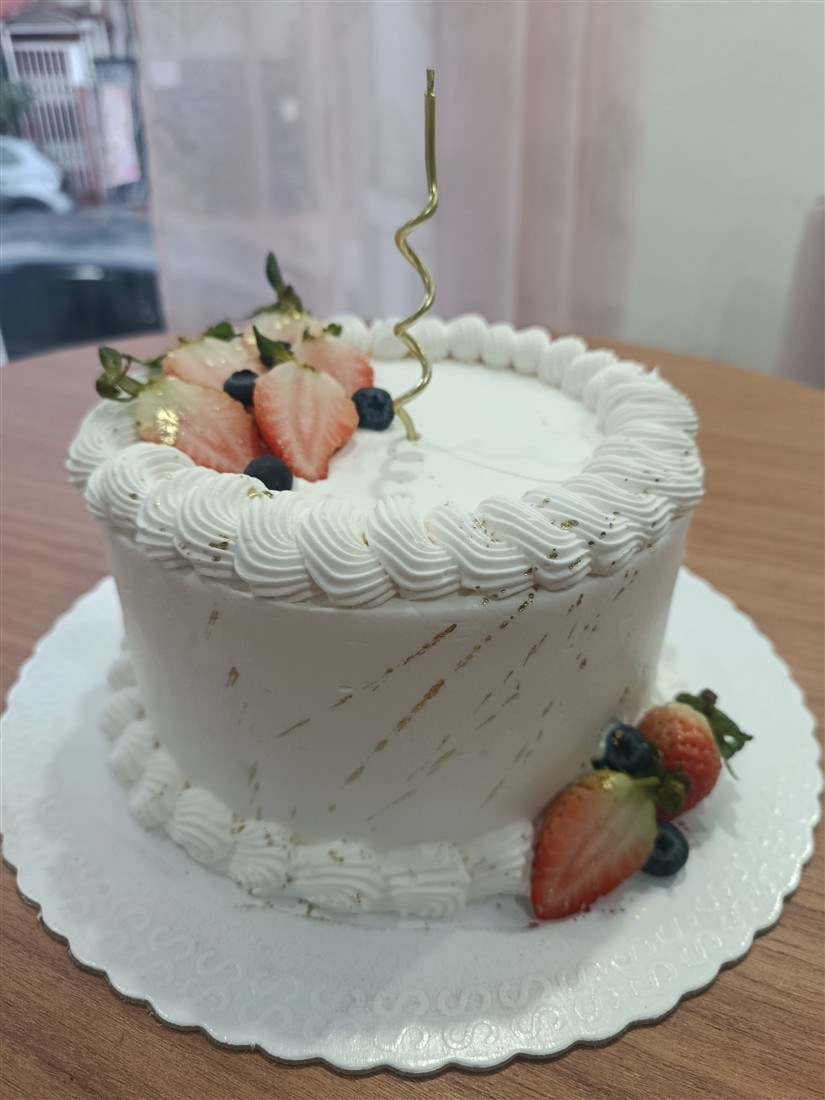 Bolo branco com morangos
