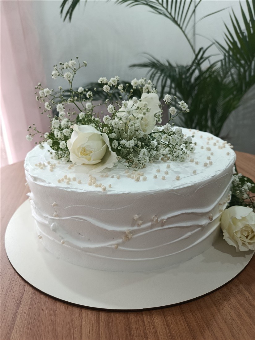 Bolo branco com flores e gipsofila