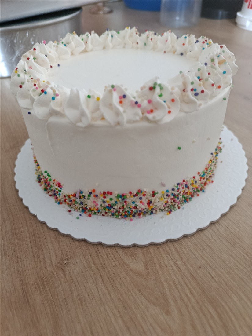 Bolo branco com confeitos coloridos