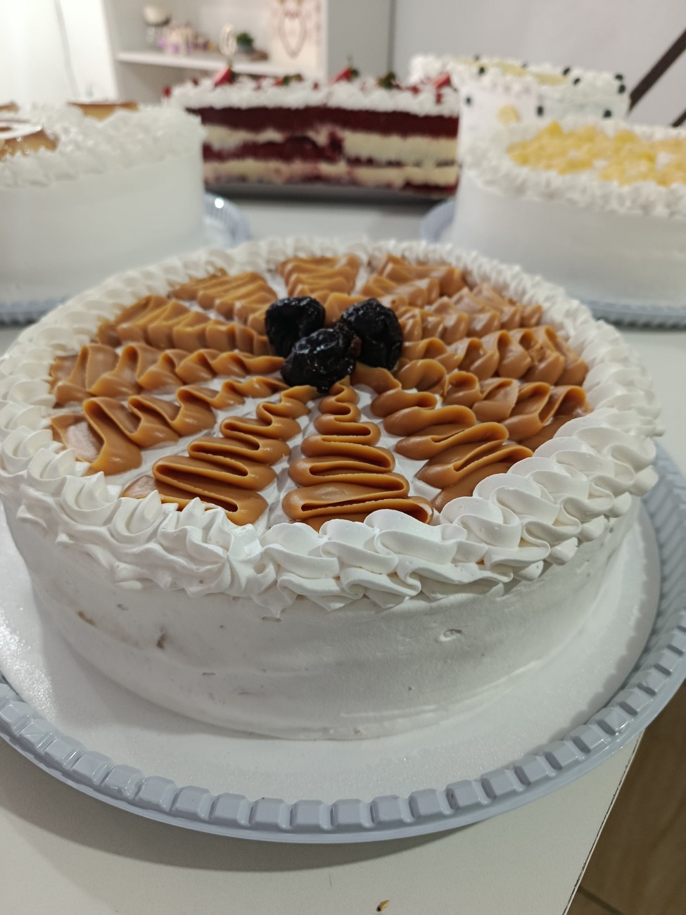 Bolo de doce de leite com ameixa