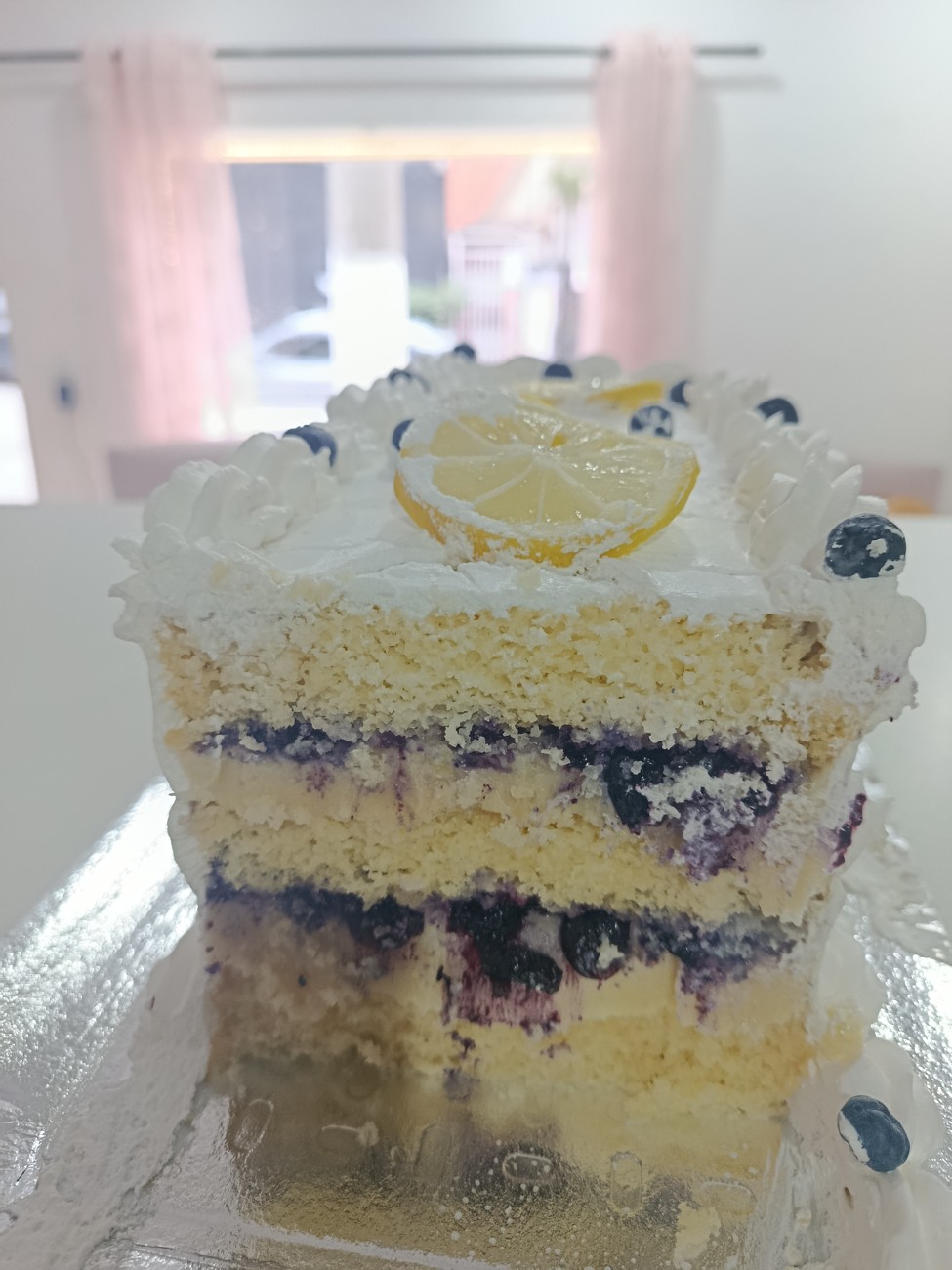 Fatia de bolo de limão-siciliano com mirtilo