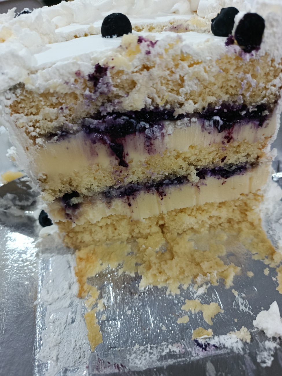 Fatia de bolo de limão-siciliano com mirtilo