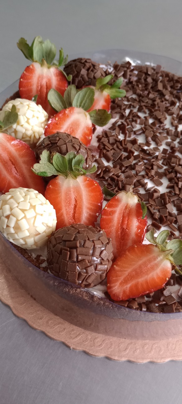 Bolo com morangos, brigadeiro e chocolate granulado