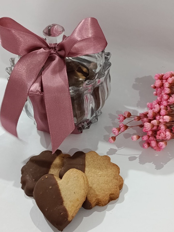 Bomboniere de vidro com biscoitos e laço