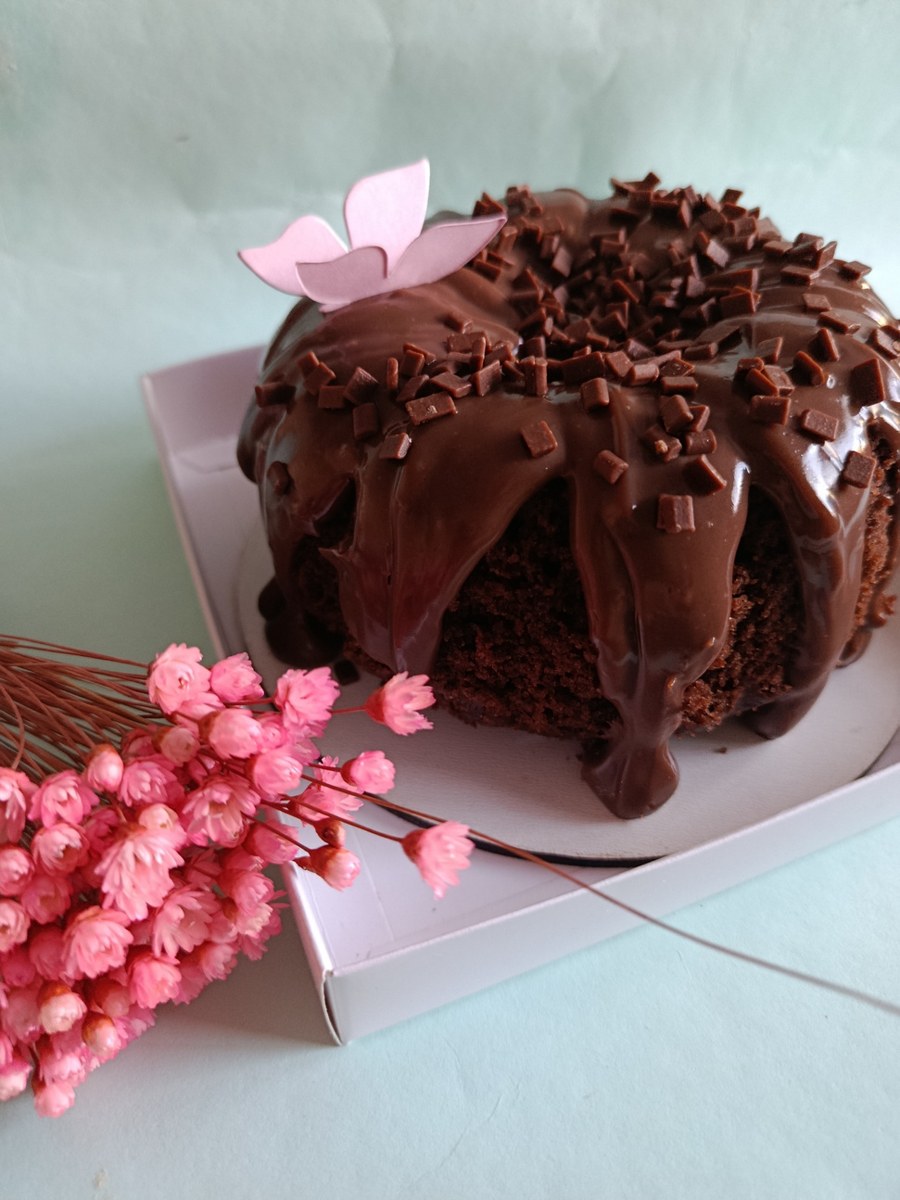 Mini bolo de chocolate com aplique em papelaria