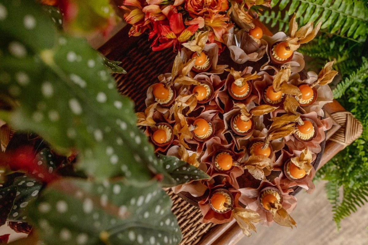 Doces finos com physalis e folhagens