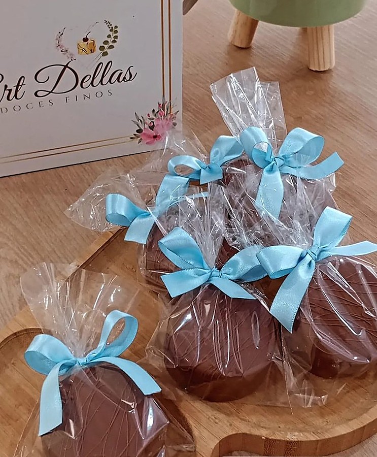 Mini pães de mel embalados com fitas azuis